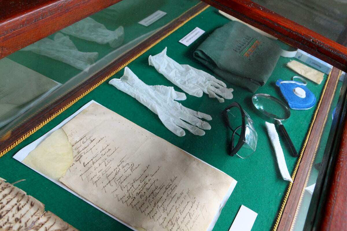 Conservação dos documentos de séculos atrás chama atenção do público