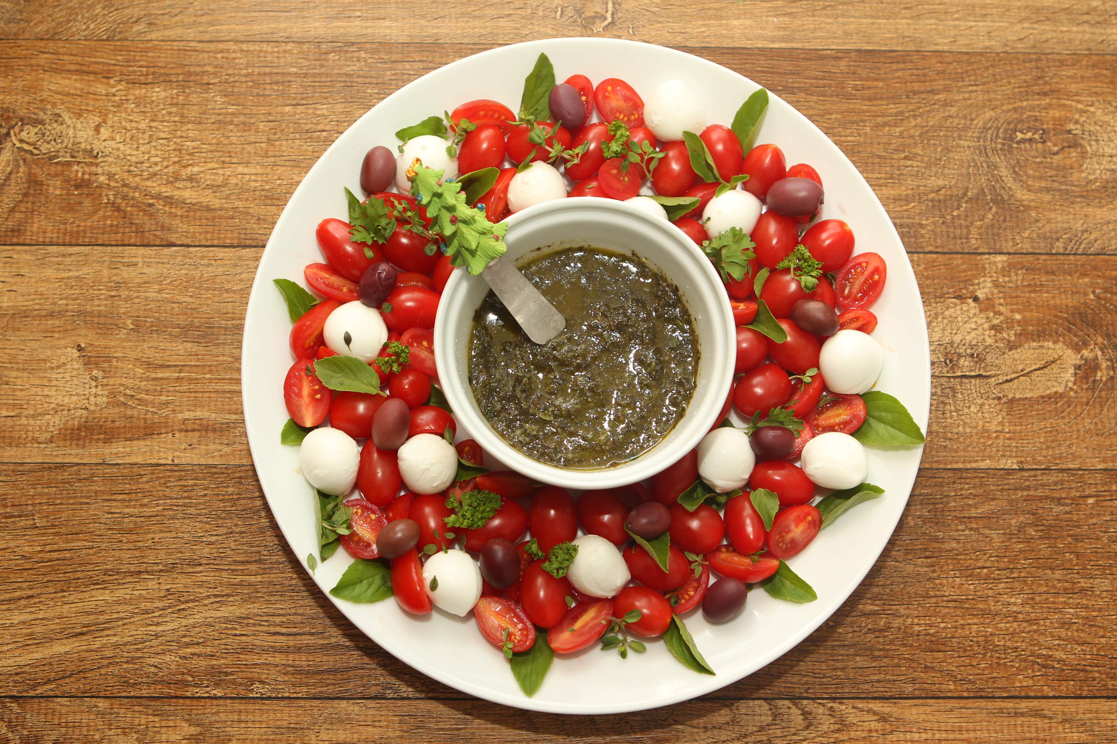 Salada guirlanda tem tomates, muçarela, manjericão e pesto