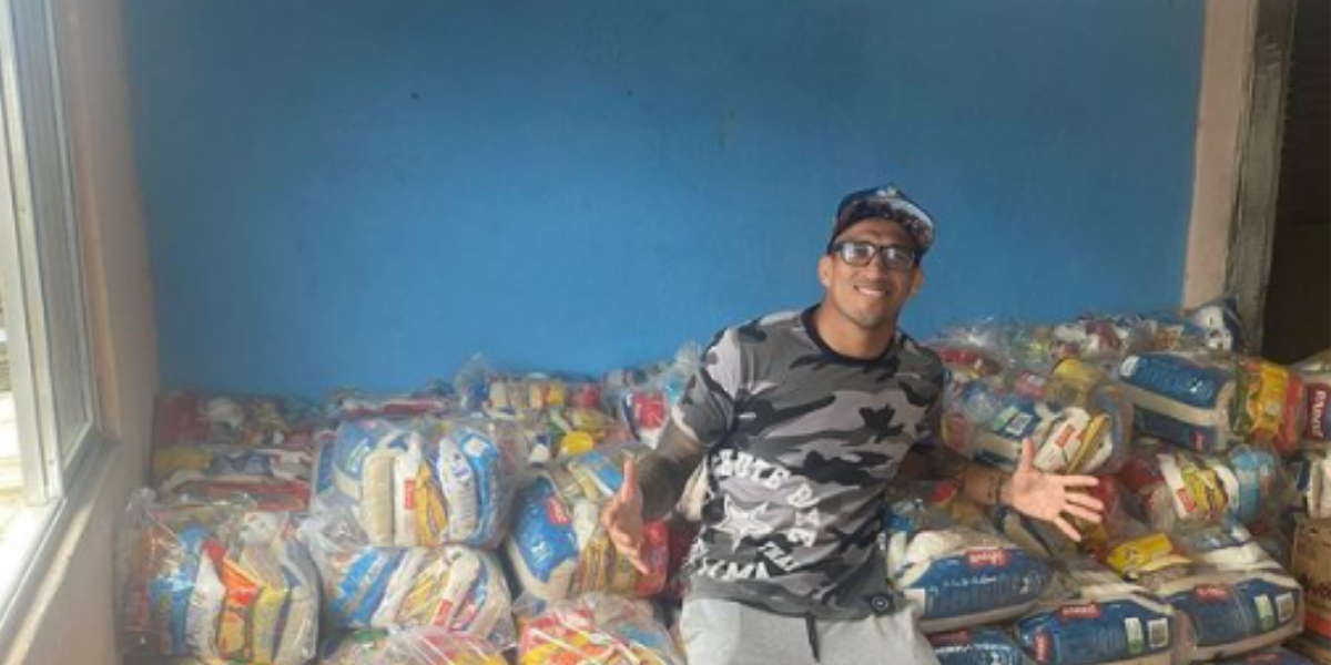 Lutador doou 500 cestas básicas e 100 frangos para a comunidade
