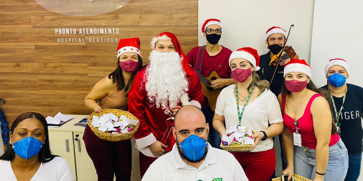 Papai Noel e músicos foram até o Hospital para levar um pouco do espírito natalino