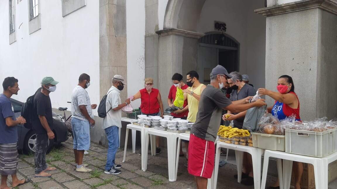 Mais de 30 voluntários participaram da ação realizada nesta sexta-feira de Natal, em Santos