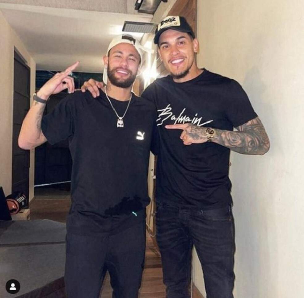 Neymar e Gustavo Goméz se encontram em São Paulo