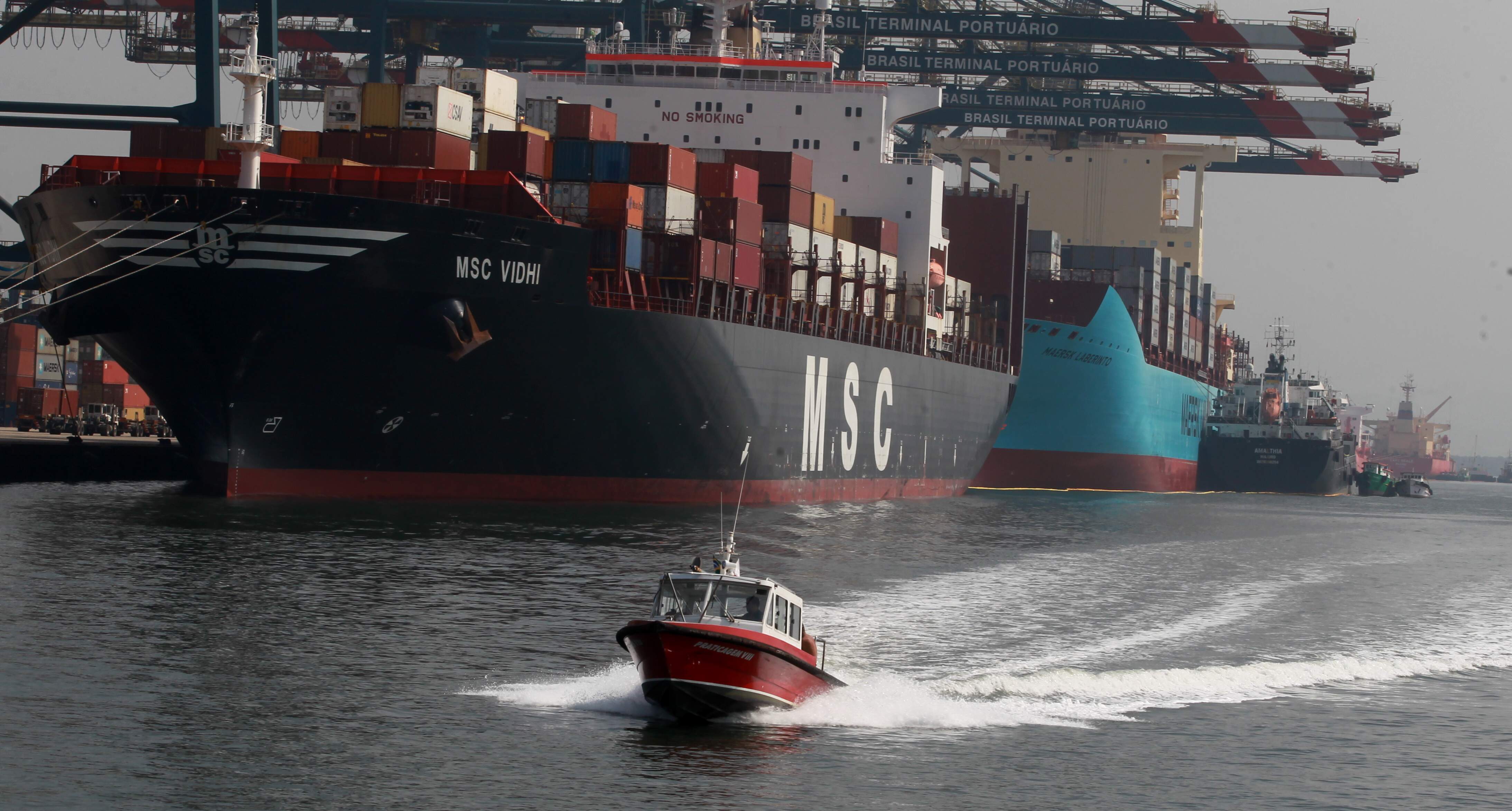 Lancha da Praticagem no canal do Porto de Santos: prático orienta a navegação de embarcações 