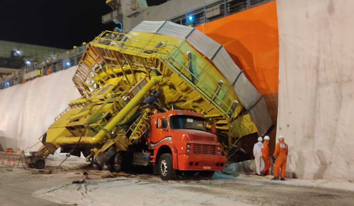 Funil gigante despenca sobre caminhão no Porto de Santos e deixa feridos