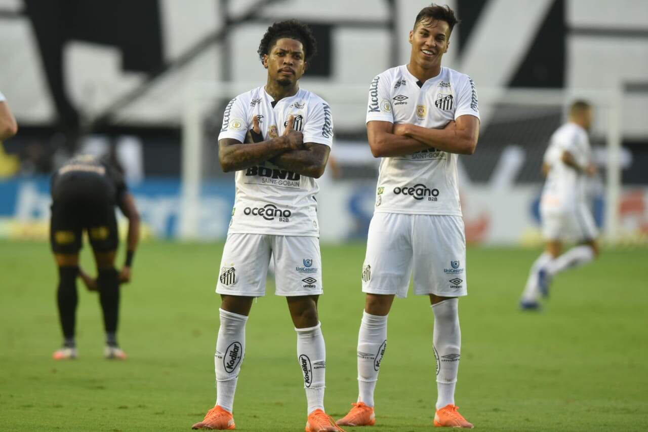 Marinho comemora seu gol ao lado de Kaio Jorge na partida diante do Ceará