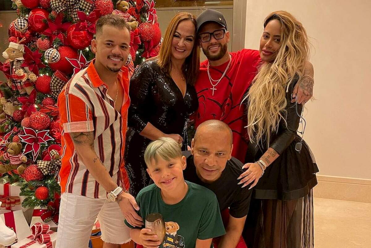 Neymar com a família no Natal: festa de Réveillon gerou polêmica
