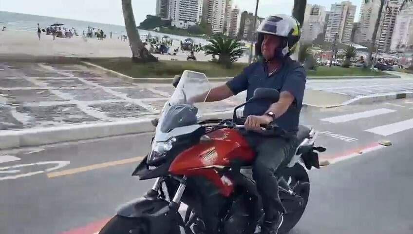 Presidente aproveitou para fazer passeio de moto até mirante em Guarujá