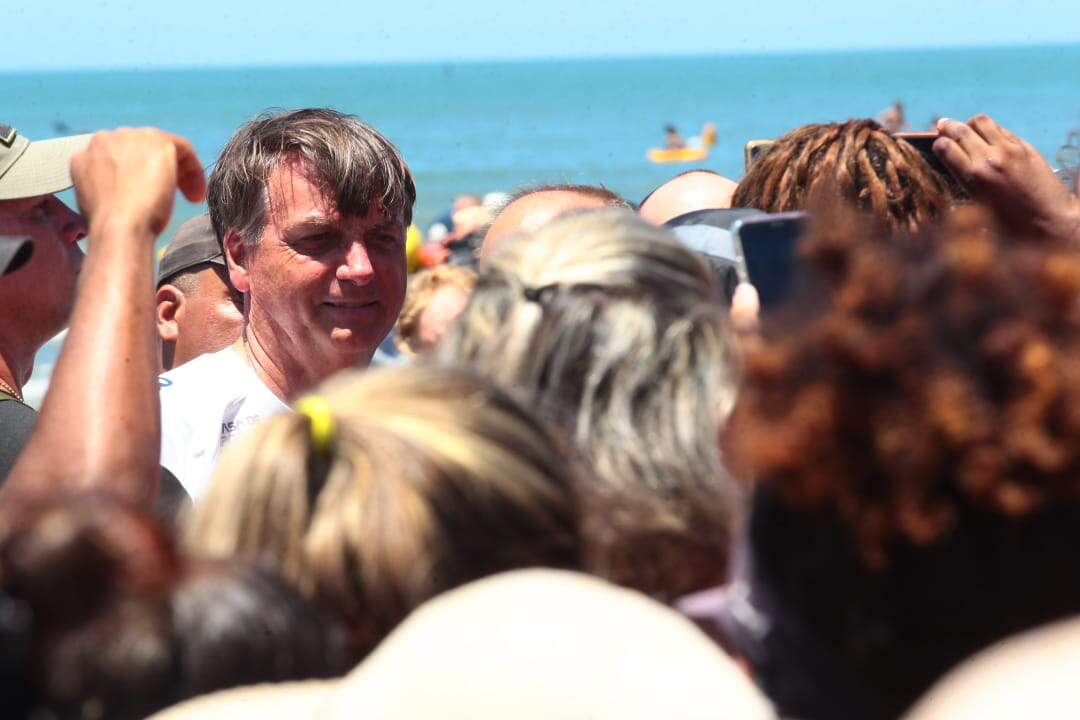 Presidente foi recebido por apoiadores na praia