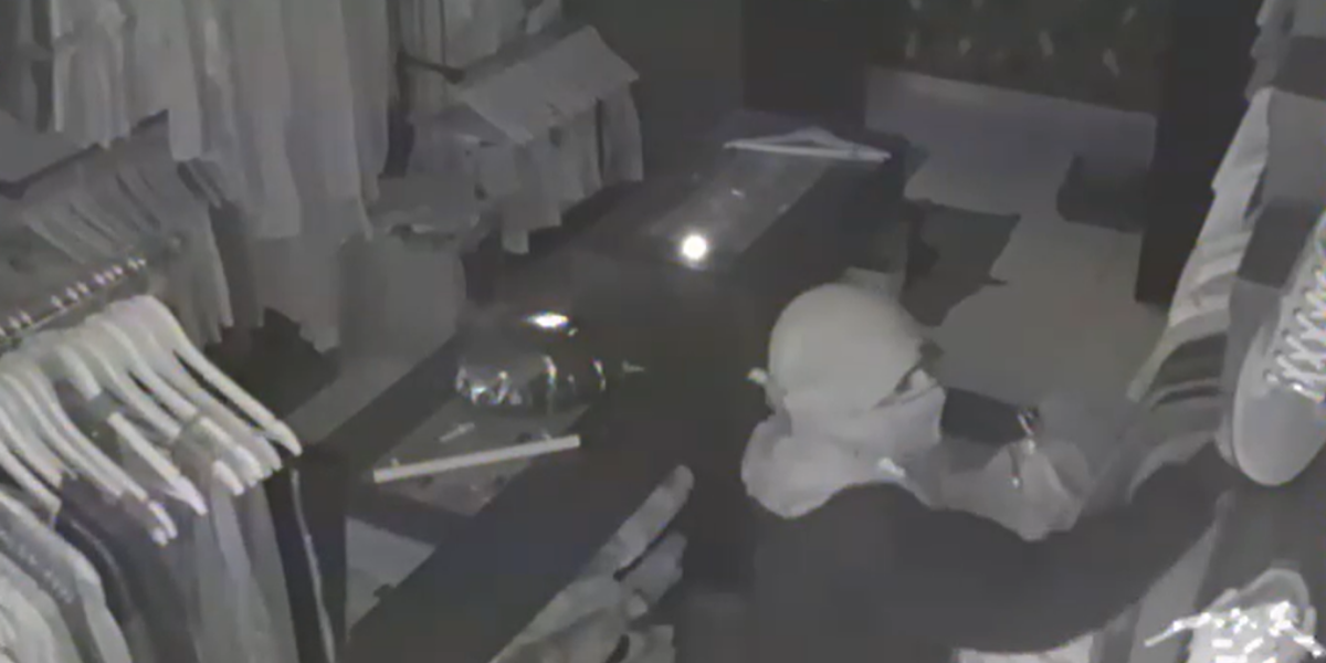 Câmeras flagraram o momento que os assaltantes invadem e roubam diversas peças na loja 