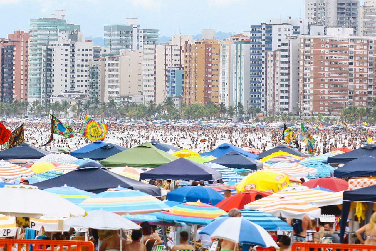 Banhistas lotam praias da Baixada Santista no primeiro dia do ano