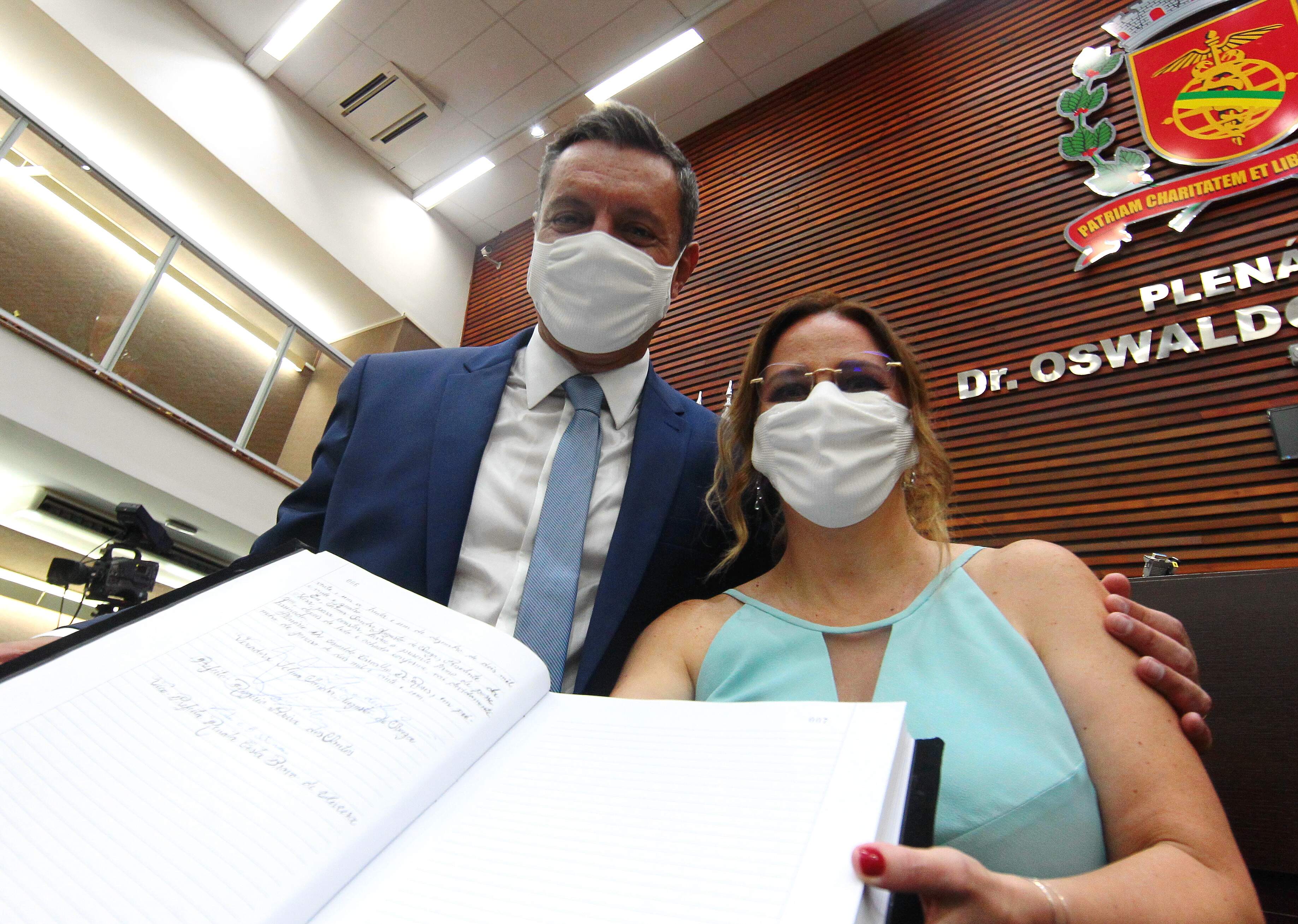 Rogério Santos e a vice, Renata Bravo, assinaram o livro de posse na Câmara