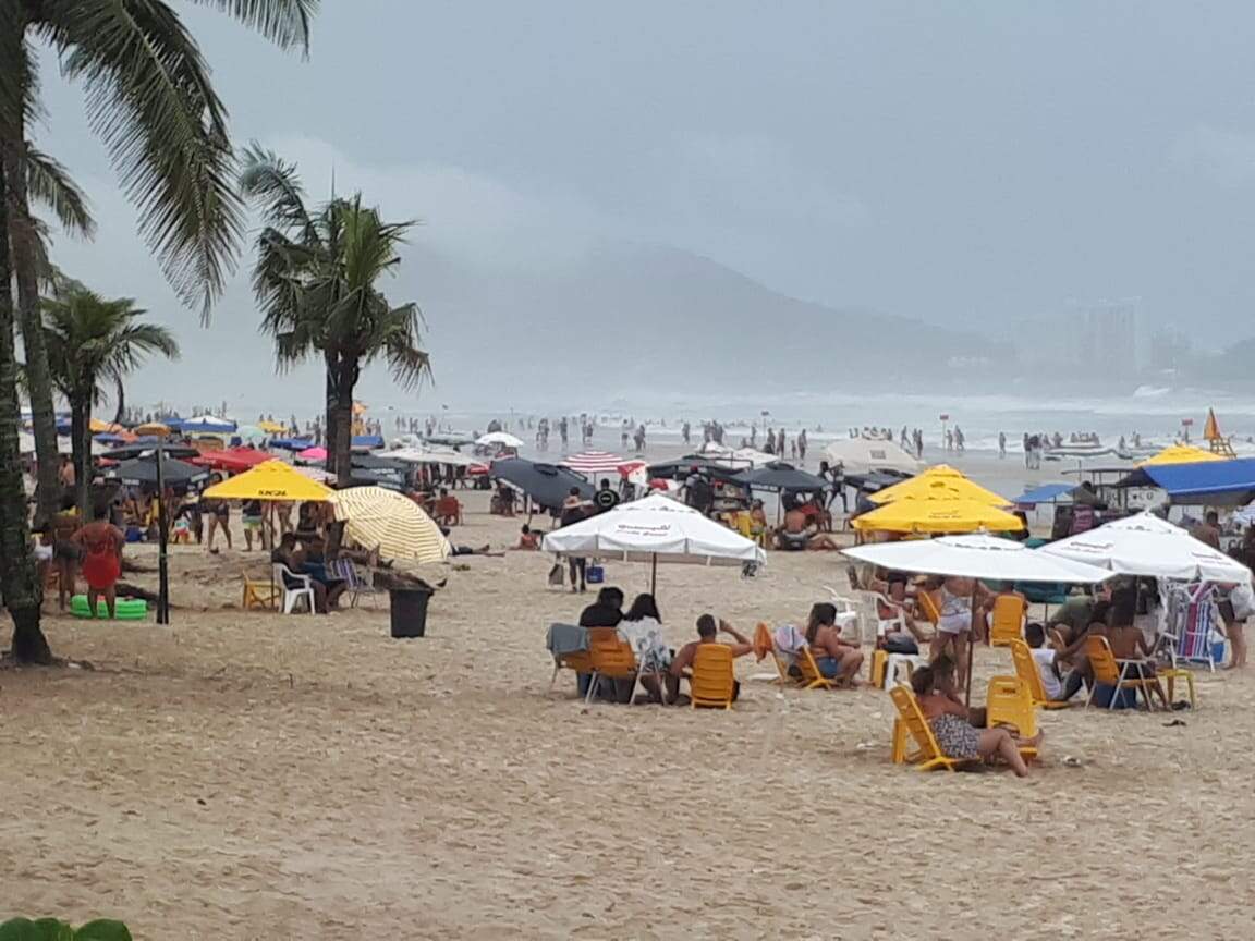 Na praia da Enseada, em Guarujá, movimento foi intenso neste sábado mesmo com mau tempo