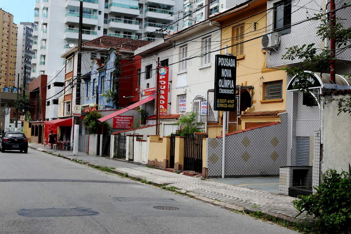 Pousadas são uma das marcas do bairro, como estas, situadas na Rua Santa Catarina, perto da praia