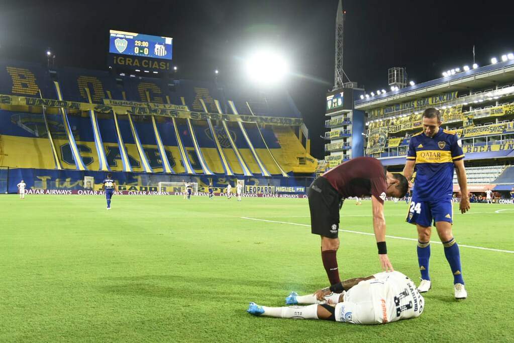 Marinho no chão e o defensor Izquierdoz, do Boca Juniors
