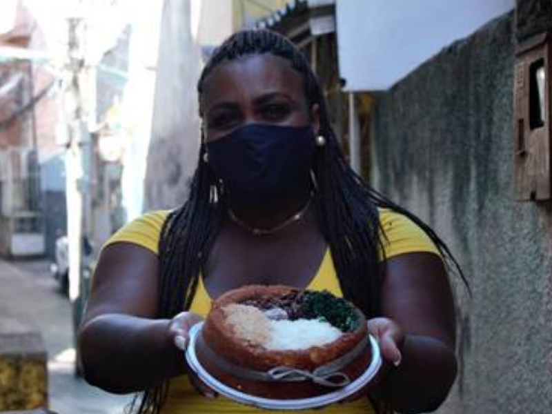 Deborah Santos passou a vender bolos após ficar desempregada no início da pandemia 