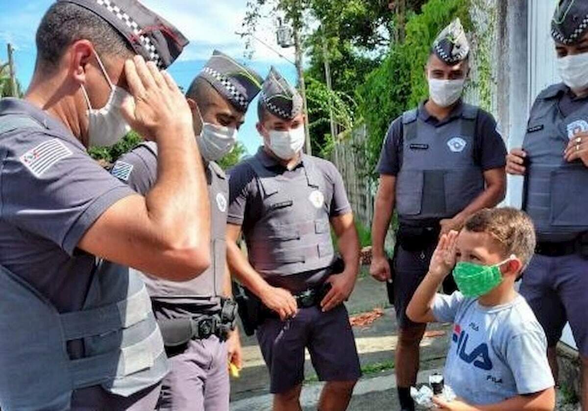 Leandro cumprimenta policiais militares antes da cirurgia 
