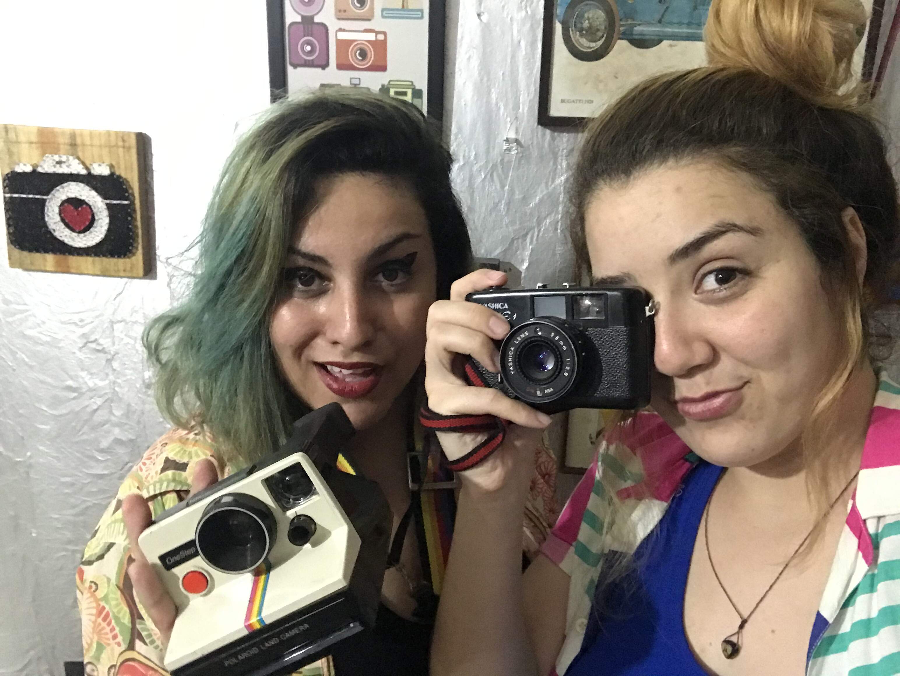 As santistas Ana e Giovanna começaram a garimpar antigos modelos de câmeras durante a pandemia
