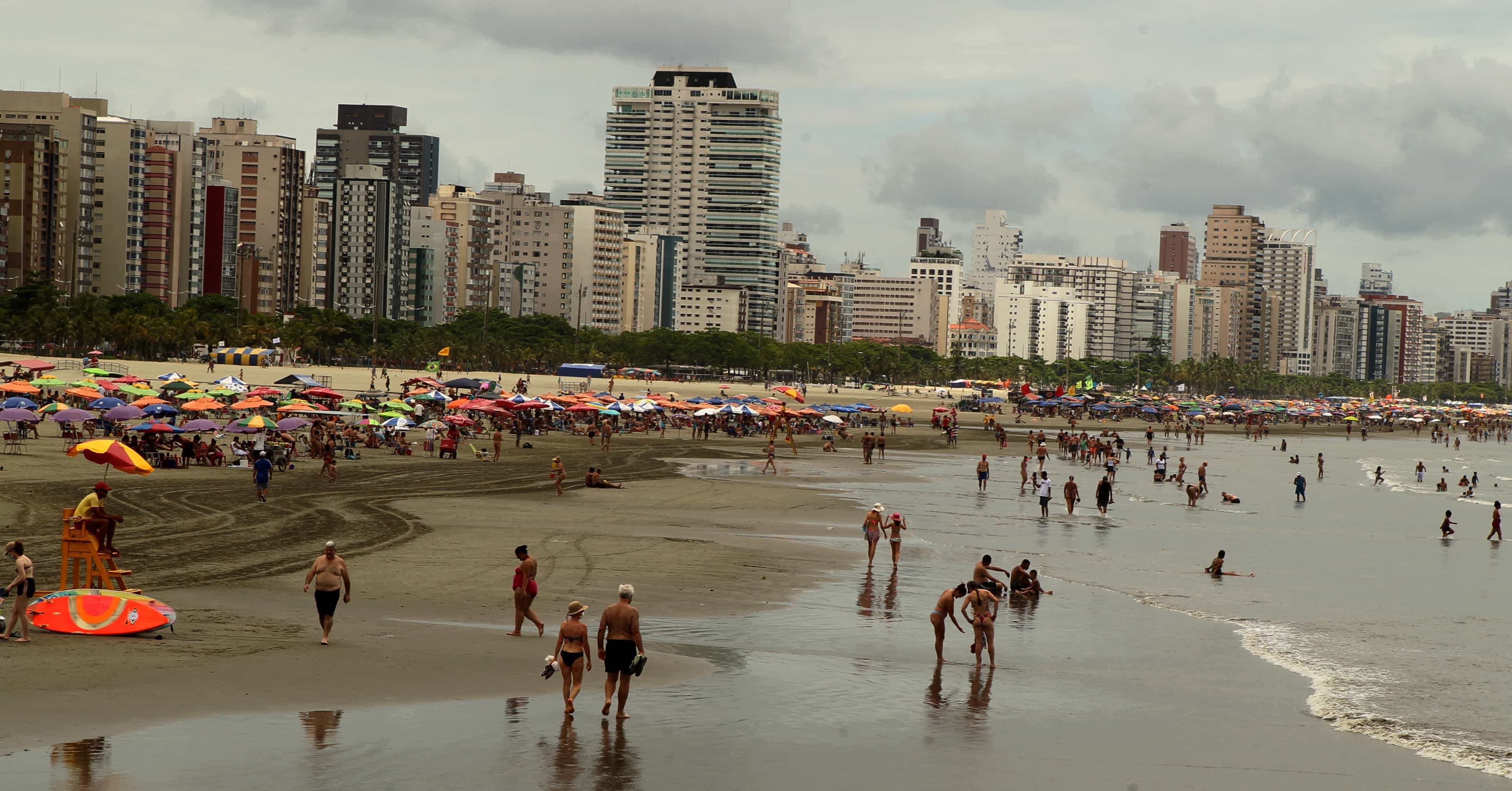 Praia de Santos teve movimento de banhistas neste sábado (9)