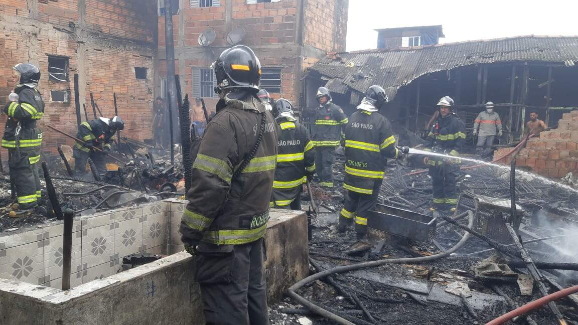 Cerca de quatro barracos foram atingidos pelo incêndio
