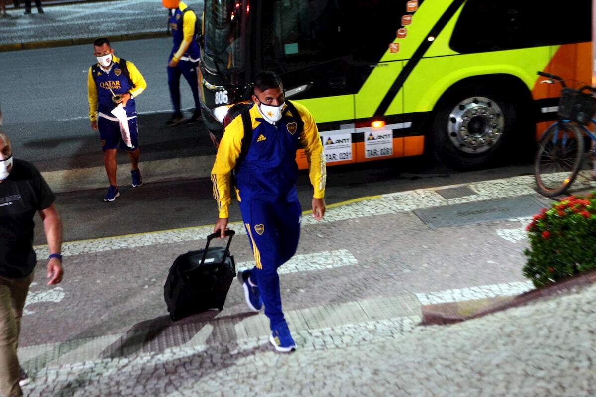 Ramon Àbila durante chegada do Boca Juniors em Santos
