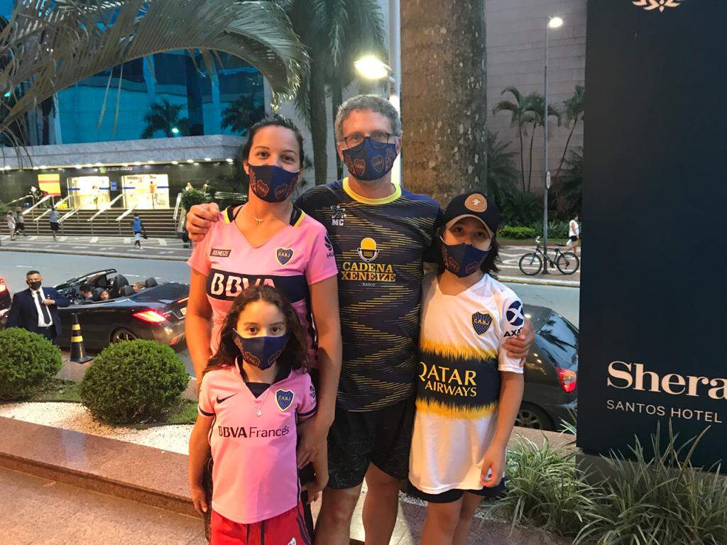 Ariel Leites com a família antes de encontrar elenco do Boca Juniors