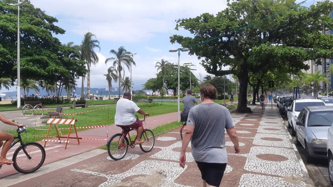 Ciclistas e pedestres disputam o mesmo espaço para transitar na orla de Santos