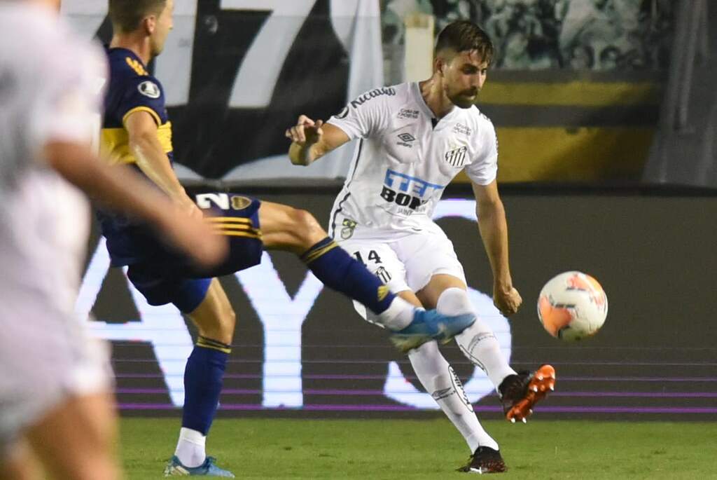 Jgador torceu o tornozelo esquerdo na vitória por 3 a 0 sobre o Boca Juniors