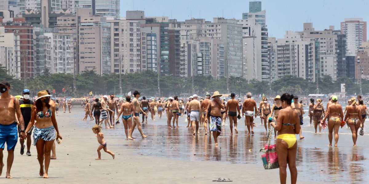 A cidade de Santos contou com suas praias lotadas na manhã deste sábado (16)