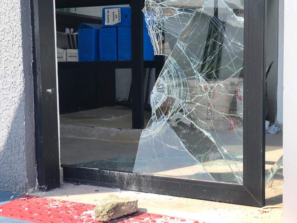 Um funcionário chegou no museu, por volta das 8h, e se deparou com o vidro quebrado 