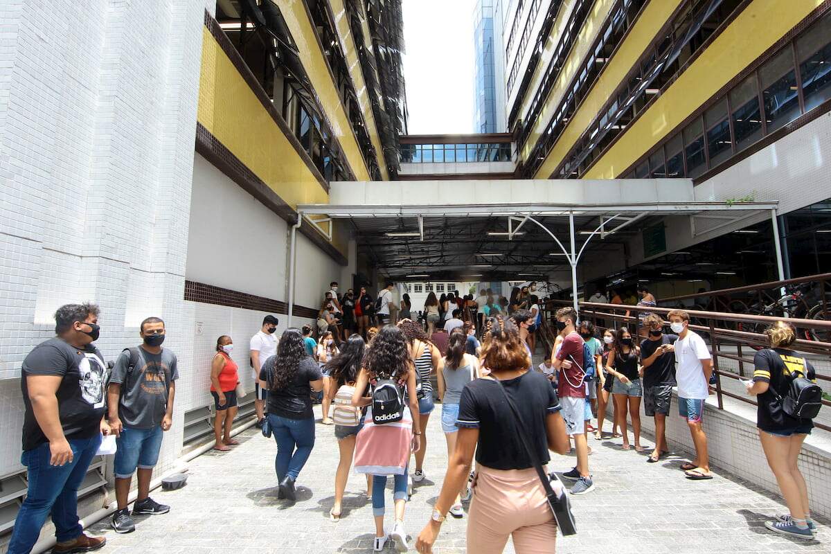 Movimentação de alunos em Santos durante a prova do Enem