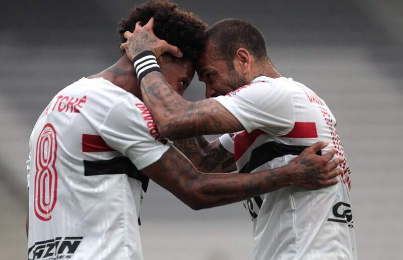 Com gol de Tchê Tchê, time empatou por 1 a 1 com Athletico-PR, em Curitiba
