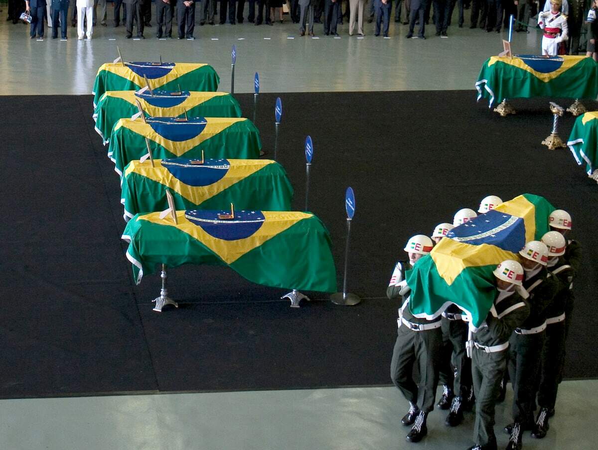Caixões com corpos de militares mortos no terremoto no Haiti, durante cerimônia em Brasília