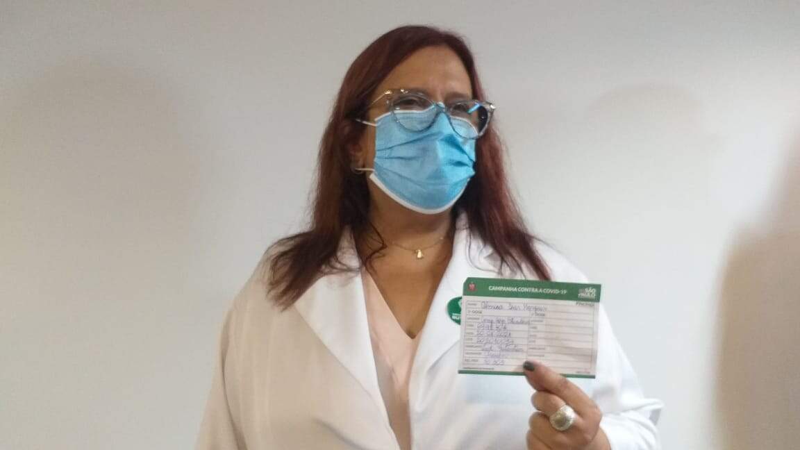 Enfermeira Almira Dias após receber a primeira dose da vacina 