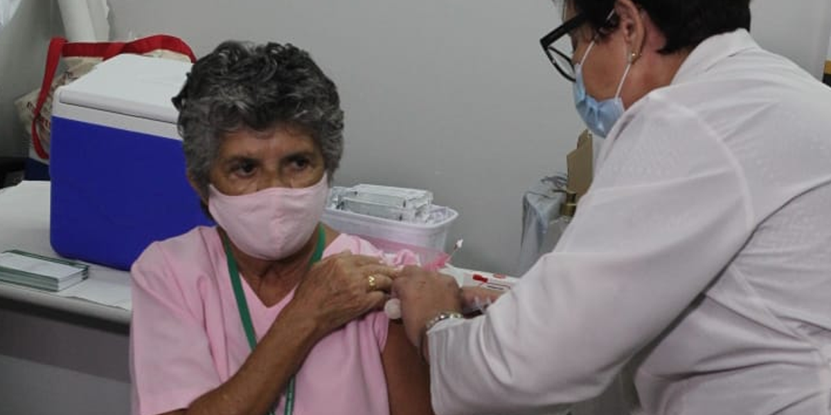 Maria das Graças recebeu a vacina no início da tarde desta quarta-feira (20)
