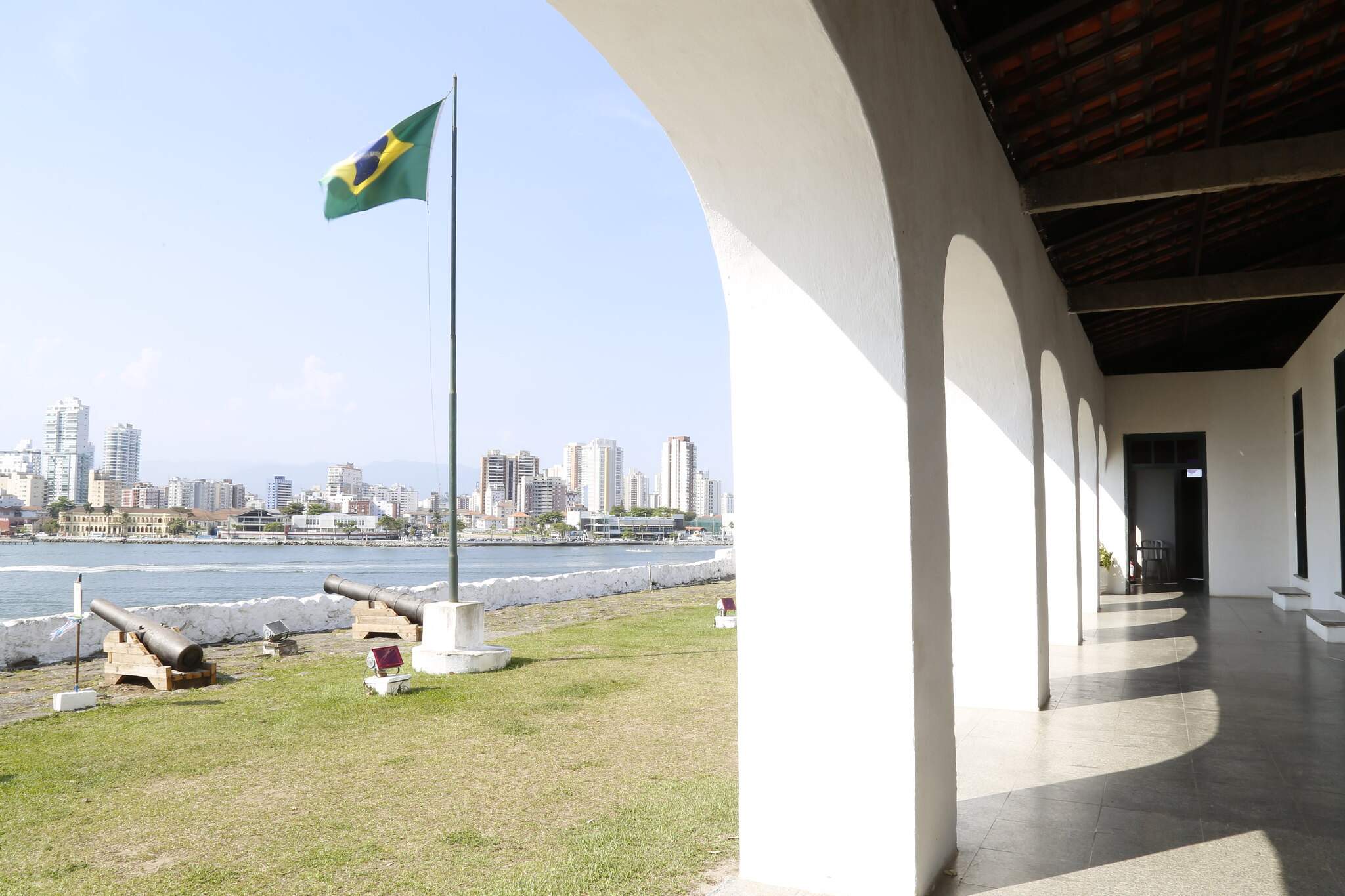 O monumento foi construído no século XVI para proteção do litoral paulista