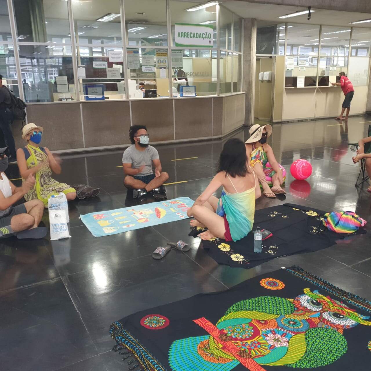 De máscara, professores 'passaram férias' na sede da prefeitura como protesto por atraso no pagamento por parte do governo 