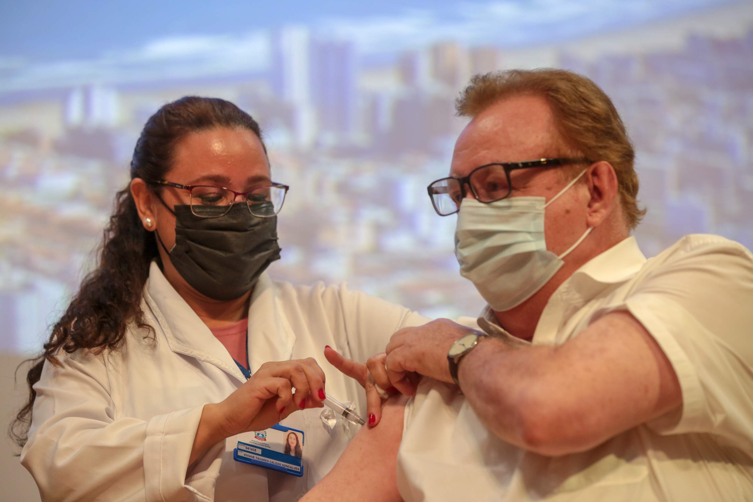 Vacinação iniciou na região em profissionais da saúde