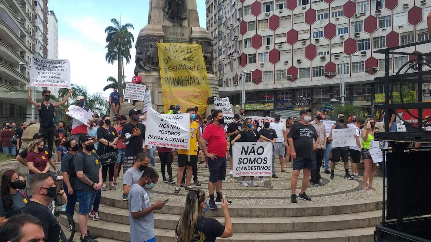 Empresários protestaram na Praça da Independência, em Santos