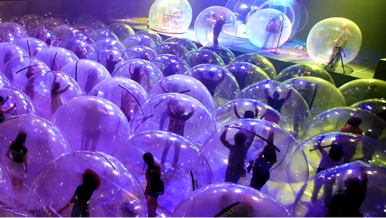 Banda e público estavam dentro de bolhas infláveis durante a apresentação