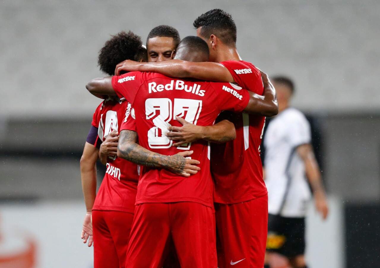 Jogadores do Bragantino comemoram gol contra o Corinthians. Time chegou aos 44 pontos
