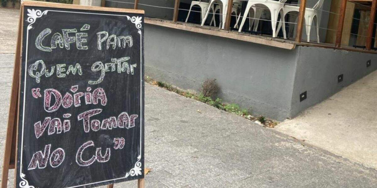 Placa contra o governador de São Paulo foi colocado na porta de restaurante