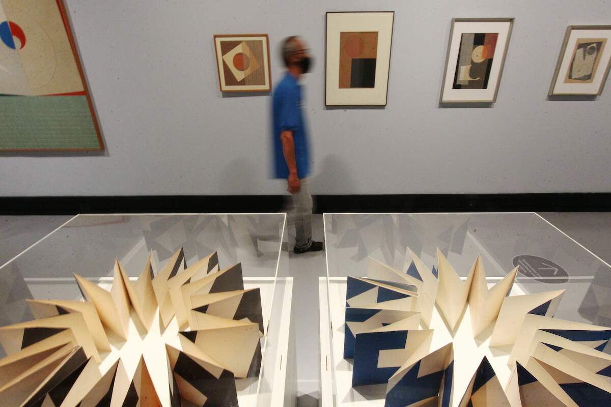 Ao longo da exposição, o visitante passeia pelas várias fases do autor
