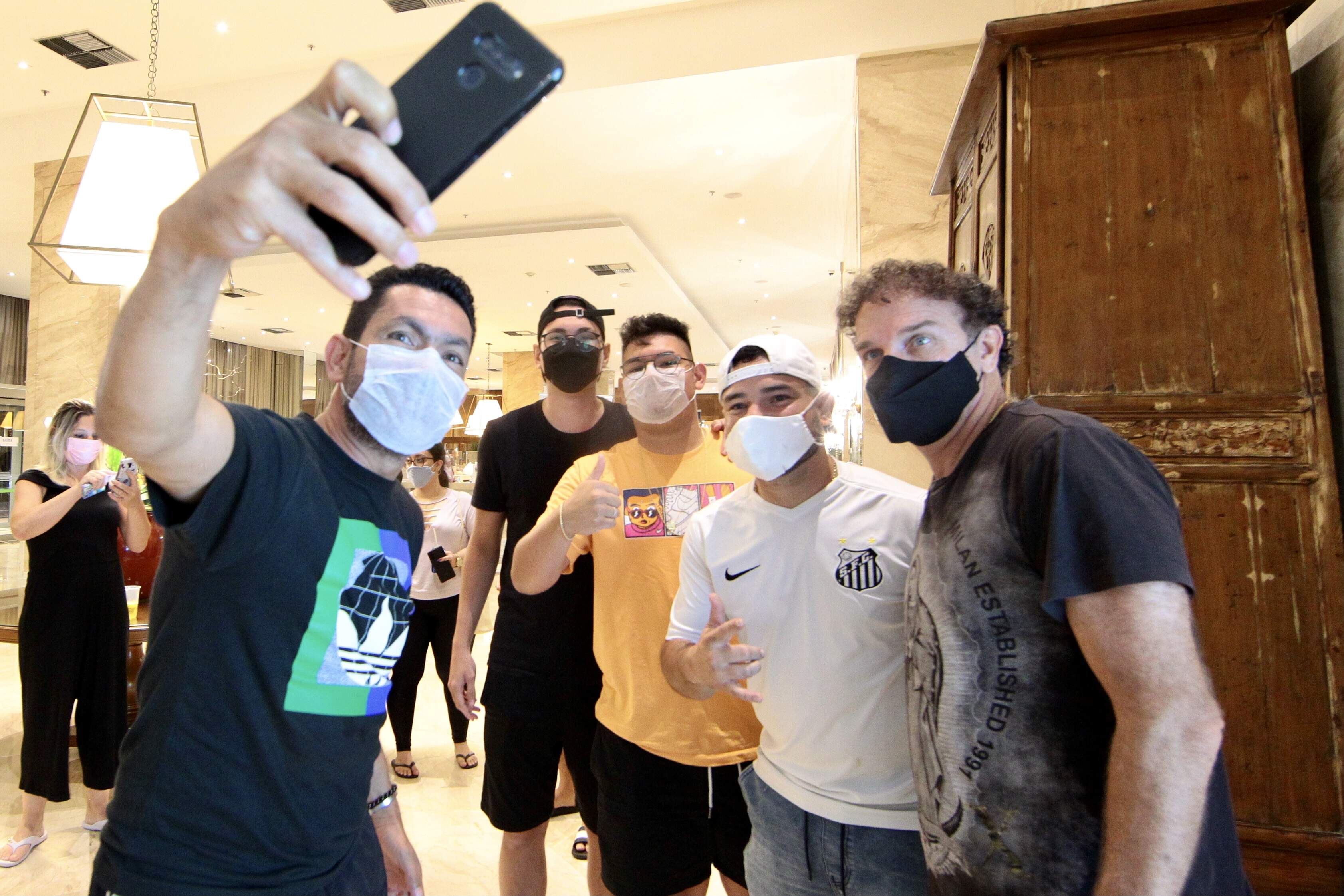 Torcedores do Santos fazem selfie com o técnico Cuca no hotel onde está o elenco no Rio