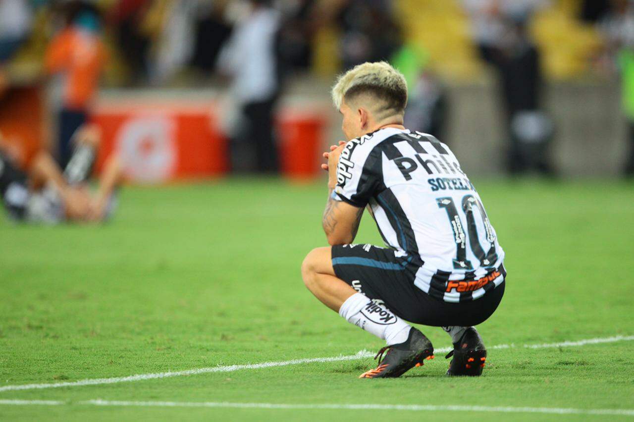 Logo após o gol, desolação entre os santistas no Maracanã 