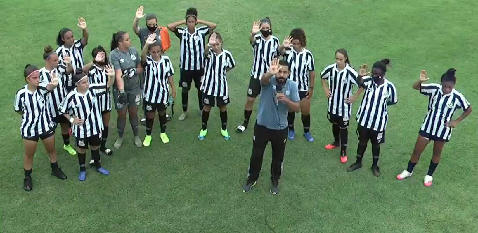 Felipe Freitas e atletas do sub-18 do Santos protestam após a partida
