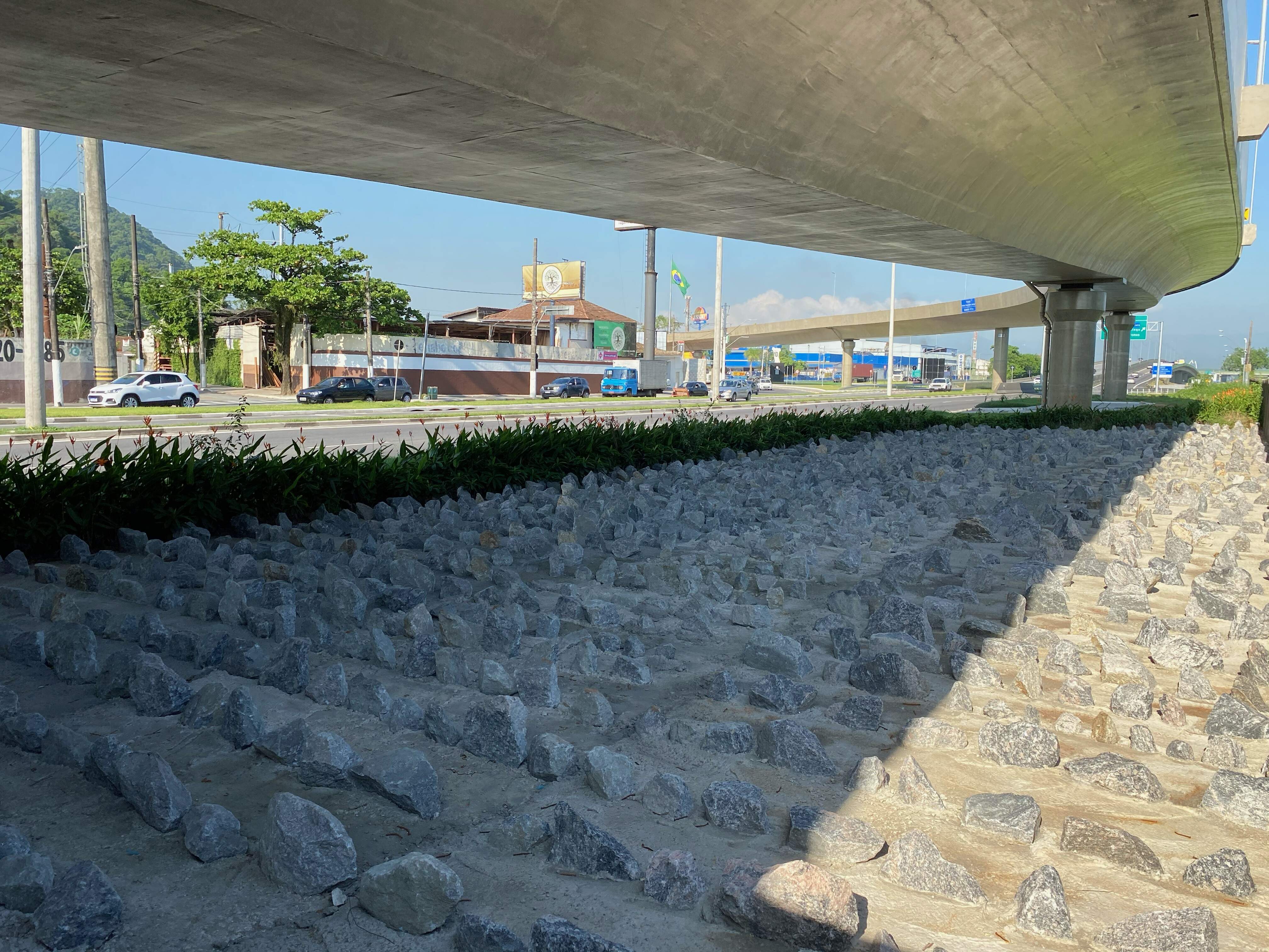 Parte inferior de viaduto localizado na entrada da cidade de Santos 