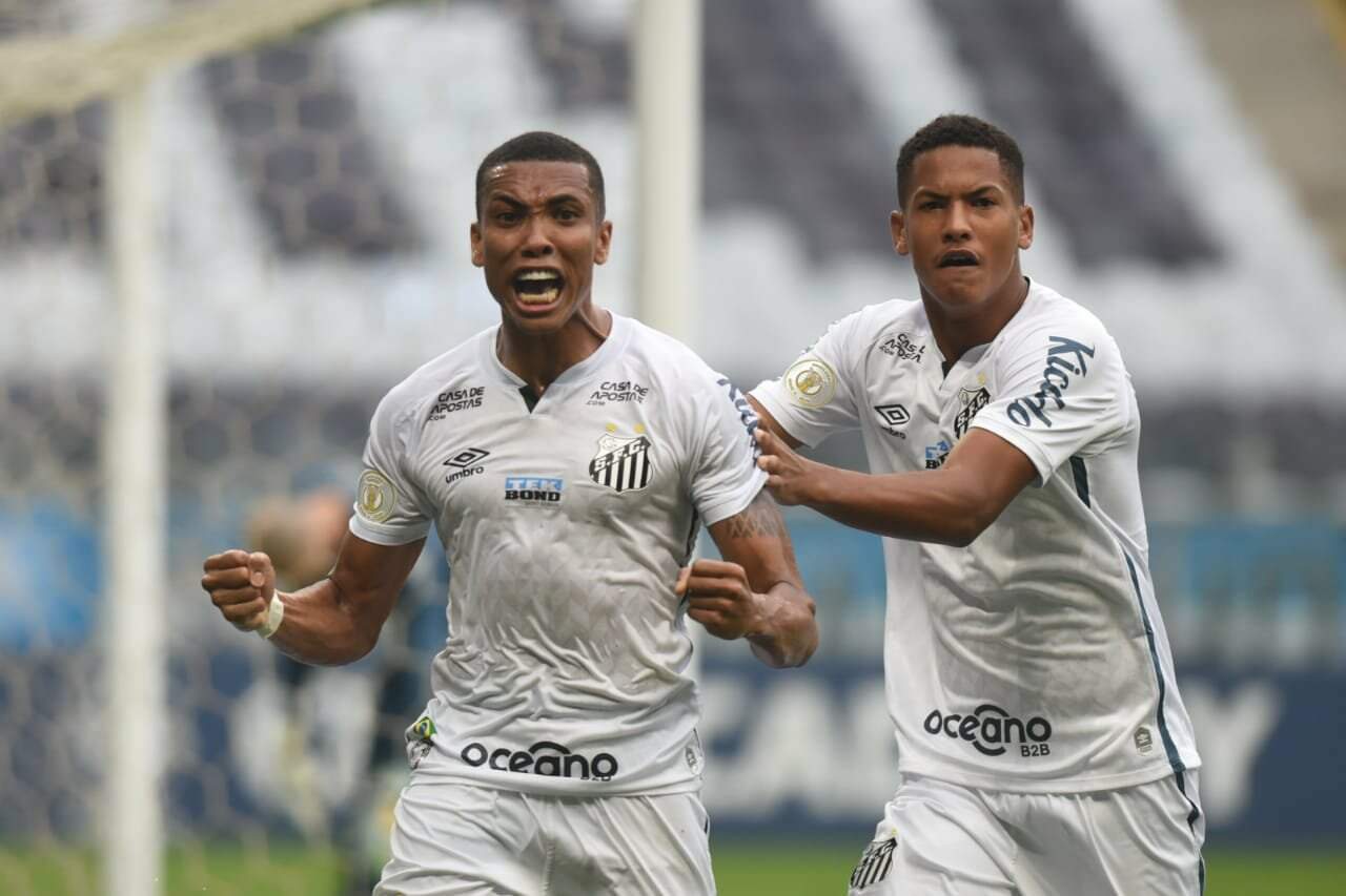 Madson (à esquerda) converteu o pênalti que deu o empate ao Santos em Porto Alegre