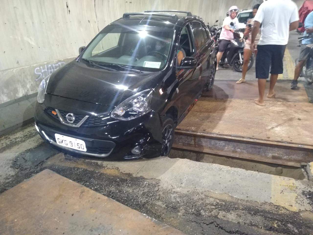 Carro ficou preso após solo ceder em Guarujá