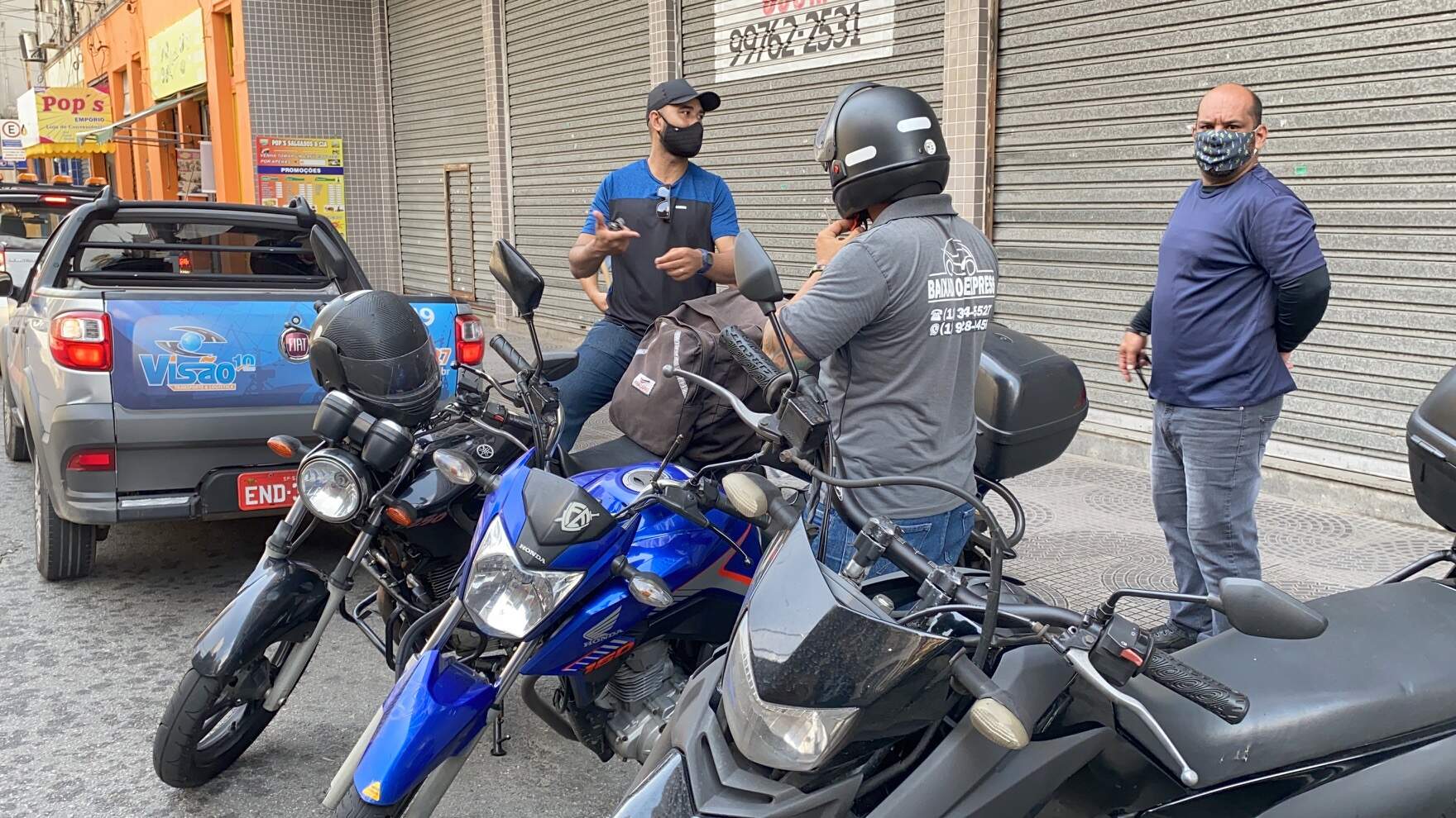 Motoboy deixa agência e se prepara para entrega em Santos 