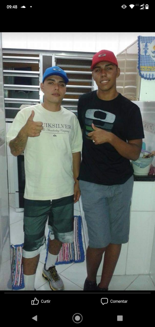 Thiago Henrique (esquerda) afirma que o irmão Vitor (direita) trabalhava sem equipamentos de segurança 
